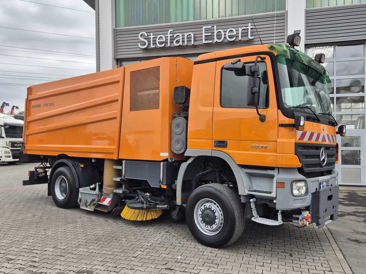 Mercedes-Benz Actros 2032 A 4x4 Bucher STKF 9500 Airport 30x - Road sweeper: picture 4 Mercedes-Benz Actros 2032 A 4x4 Bucher STKF 9500 Airport 30x - Road sweeper: picture 4