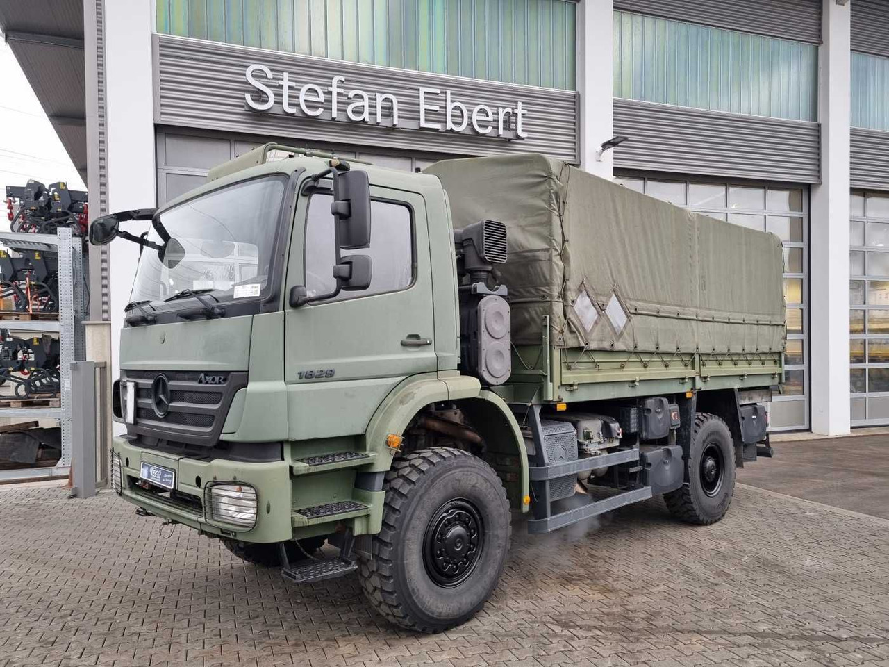 Mercedes-Benz Axor 1829 A 4x4 Pritsche/Plane 10 Stück - Dropside/ Flatbed truck: picture 1 Mercedes-Benz Axor 1829 A 4x4 Pritsche/Plane 10 Stück - Dropside/ Flatbed truck: picture 1