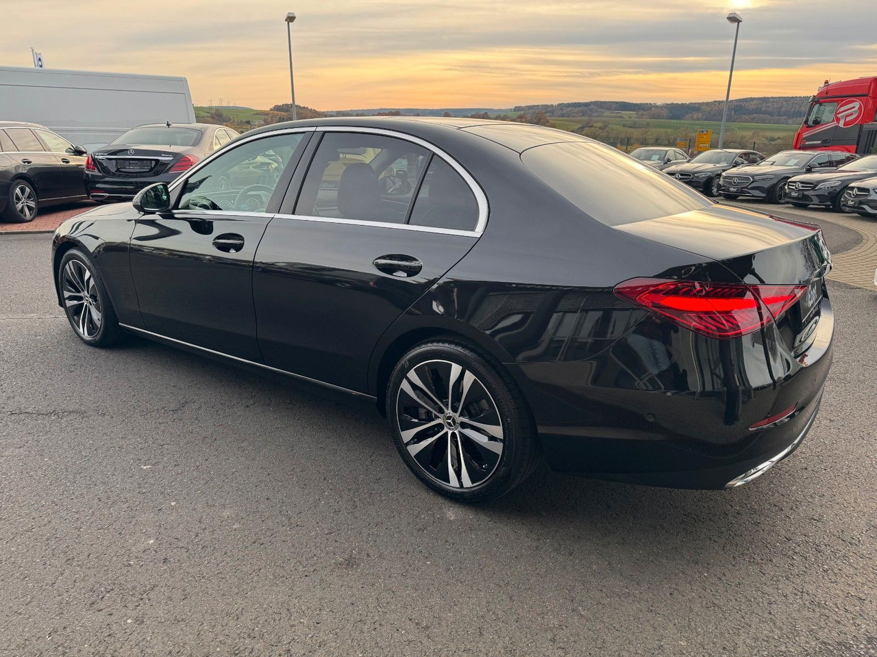 Mercedes-Benz C 220d Avantgarde+Pano+HUD+RFK+TotW+AmbiPrem - Saloon car: picture 4 Mercedes-Benz C 220d Avantgarde+Pano+HUD+RFK+TotW+AmbiPrem - Saloon car: picture 4