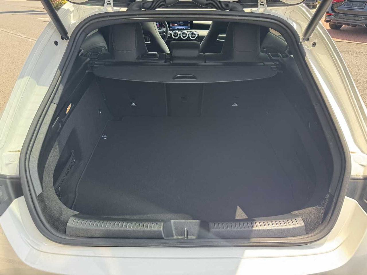 Estate car Mercedes-Benz CLA 220d Shooting Brake AMG+Pano+Distr+AHK+uvm.: picture 8