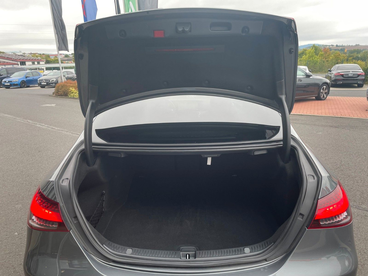 Mercedes-Benz E 220 d AMG+MBeam+Pano+Distr+R-Kamera - Saloon car: picture 5 Mercedes-Benz E 220 d AMG+MBeam+Pano+Distr+R-Kamera - Saloon car: picture 5