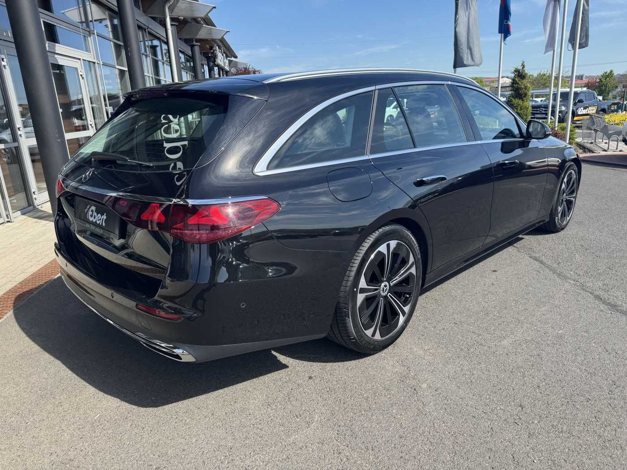 Mercedes-Benz E 220d Avantgarde+Pano+AHK+Distr+19Zoll+MBUX - Car: picture 4 Mercedes-Benz E 220d Avantgarde+Pano+AHK+Distr+19Zoll+MBUX - Car: picture 4