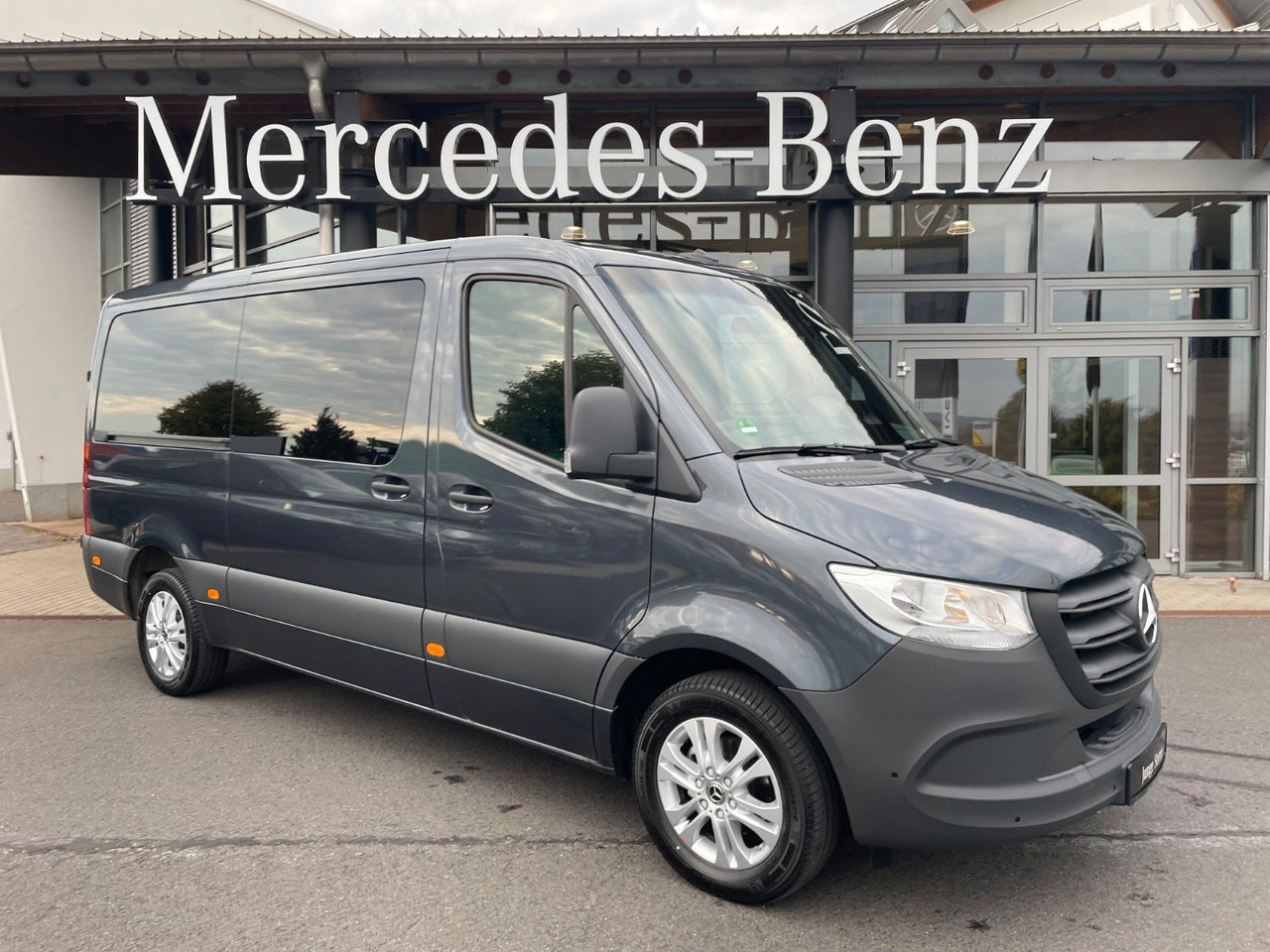 Mercedes-Benz Sprinter 317 CDI Tourer 3665 9G Kamera AHK3,5to - People carrier: picture 1 Mercedes-Benz Sprinter 317 CDI Tourer 3665 9G Kamera AHK3,5to - People carrier: picture 1