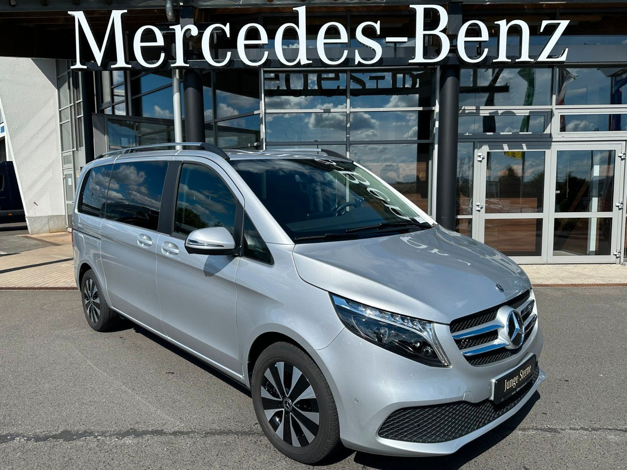 Mercedes-Benz V 250 EDITION 4MATIC Kompakt Liege-Paket AHK2,5t - People carrier: picture 1 Mercedes-Benz V 250 EDITION 4MATIC Kompakt Liege-Paket AHK2,5t - People carrier: picture 1