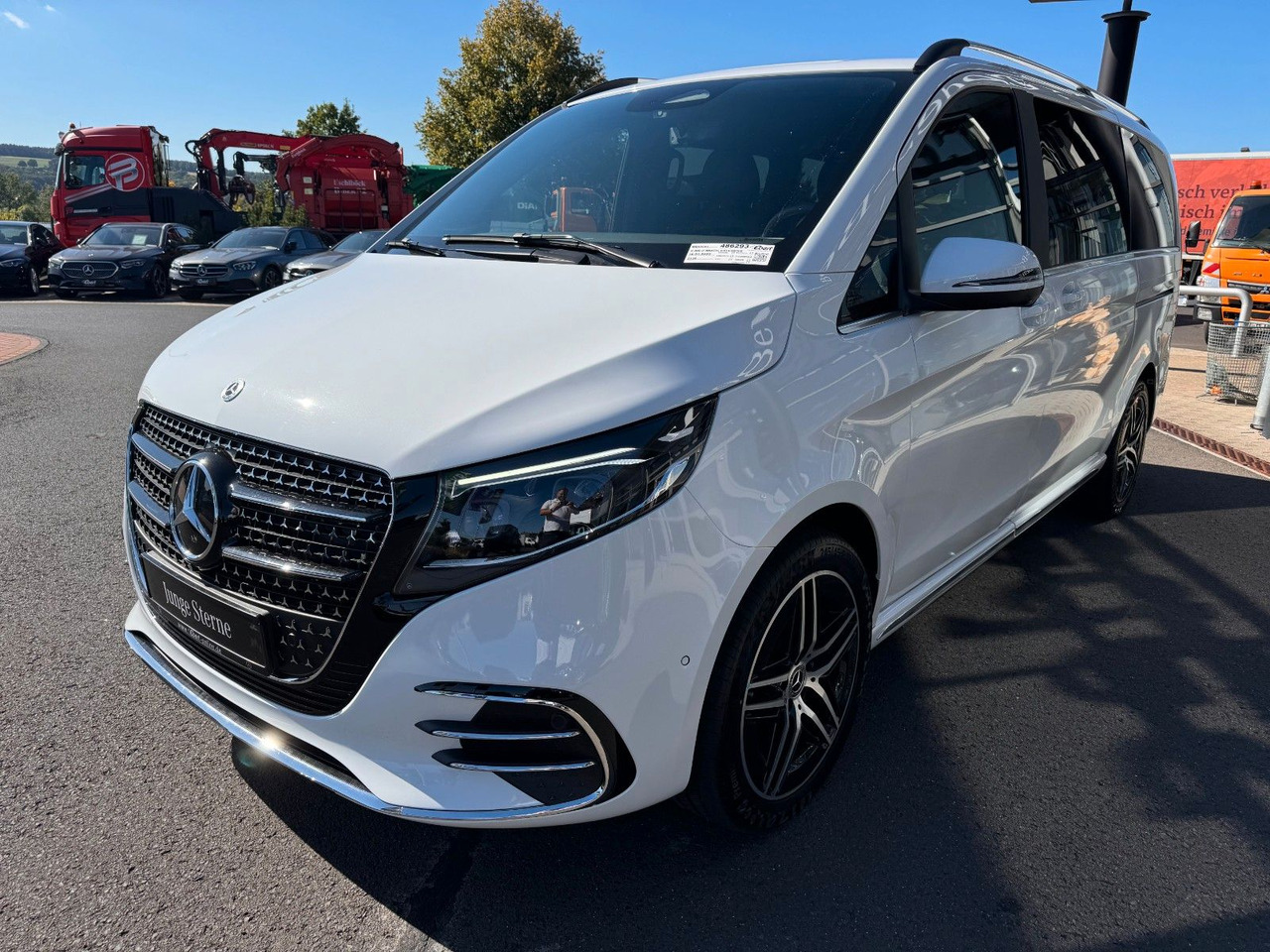 Mercedes-Benz V 300 d 4MATIC EXCLUSIVE AMG Tische AHK2,5to - People carrier: picture 3 Mercedes-Benz V 300 d 4MATIC EXCLUSIVE AMG Tische AHK2,5to - People carrier: picture 3