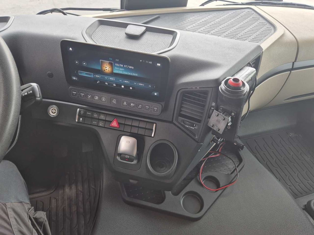 Tractor unit Mercedes-Benz Actros 1840 LSnRL Retarder Hubsattelplatte Xenon: picture 13 Tractor unit Mercedes-Benz Actros 1840 LSnRL Retarder Hubsattelplatte Xenon: picture 13