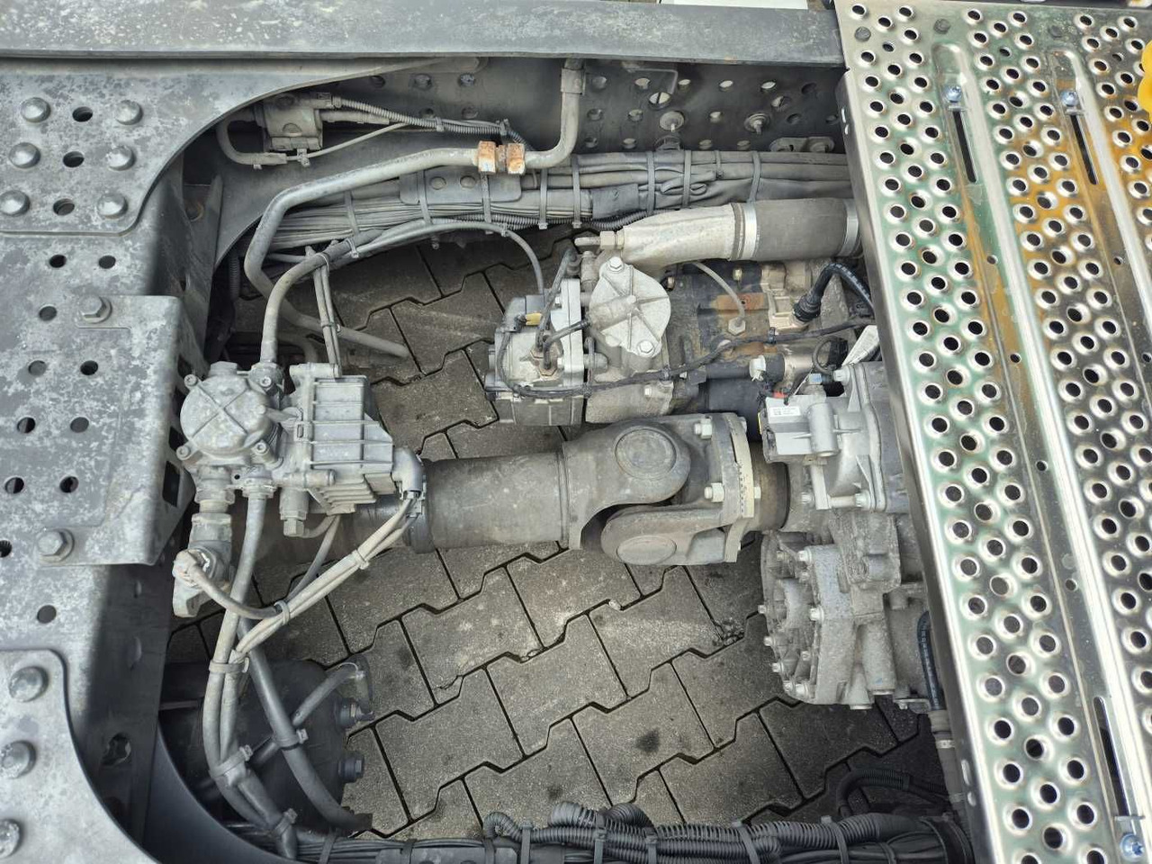 Tractor unit Mercedes-Benz Actros 1840 LSnRL Retarder Hubsattelplatte Xenon: picture 9 Tractor unit Mercedes-Benz Actros 1840 LSnRL Retarder Hubsattelplatte Xenon: picture 9