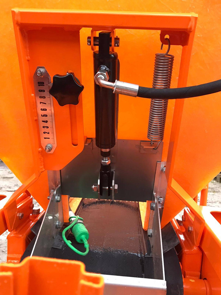 Sand/ Salt spreader POM Augustów salt and sand spreader with communal attachment Motyl N 31M/1: picture 10