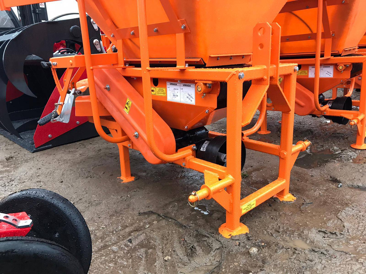 Sand/ Salt spreader POM Augustów salt and sand spreader with communal attachment Motyl N 31M/1: picture 6