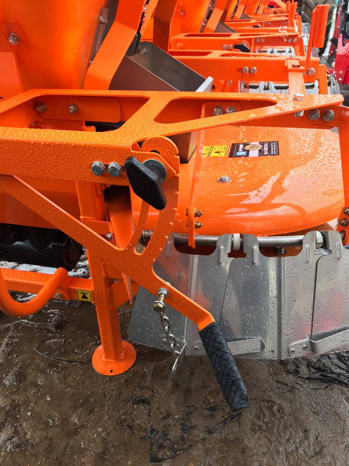 Sand/ Salt spreader POM Augustów salt and sand spreader with communal attachment Motyl N 31M/1: picture 12