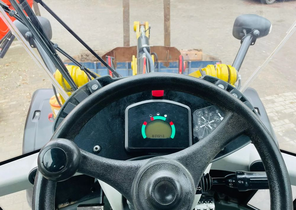 Wheel loader Caterpillar 908H: picture 15