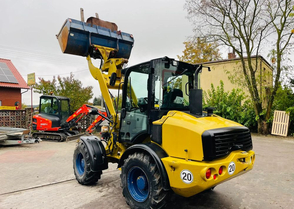 Wheel loader Caterpillar 908H: picture 8