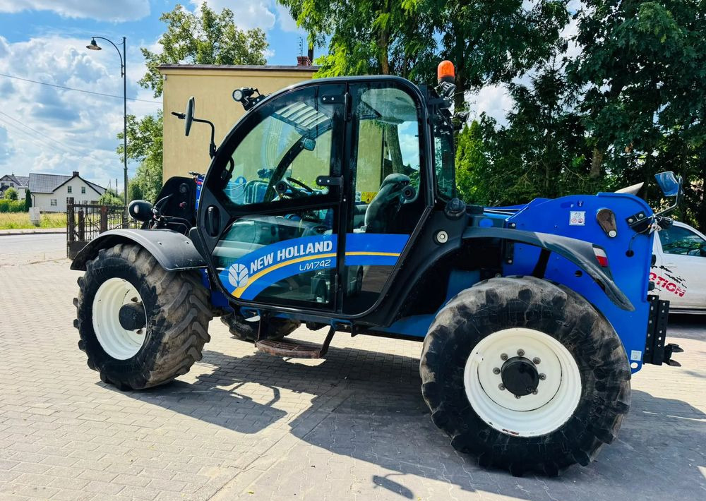 New Holland L7.42 - Telescopic handler: picture 1 New Holland L7.42 - Telescopic handler: picture 1