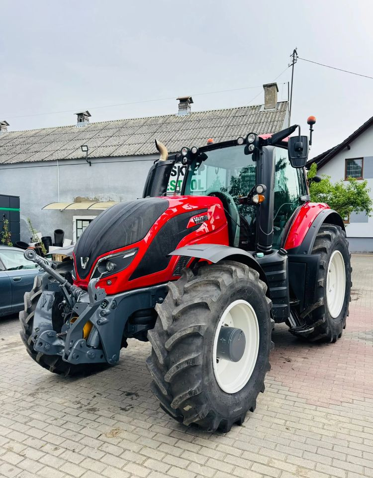 Valtra T154 - Farm tractor: picture 1 Valtra T154 - Farm tractor: picture 1
