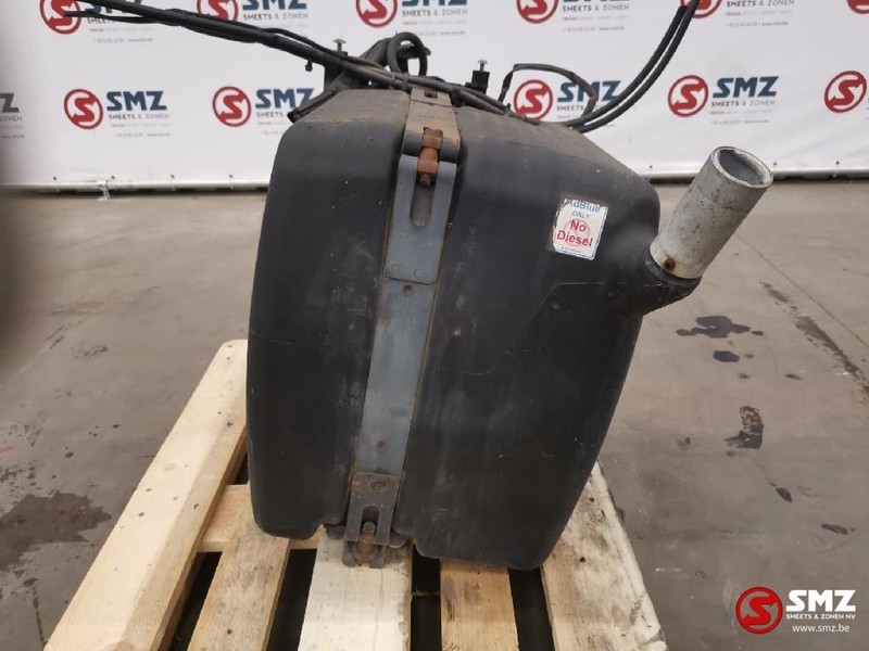 Mercedes-Benz Occ AdBlue tank Actros - AdBlue tank for Truck: picture 1 Mercedes-Benz Occ AdBlue tank Actros - AdBlue tank for Truck: picture 1