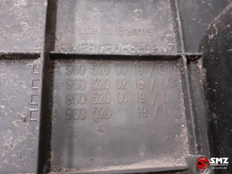 Mercedes-Benz Occ spatbord met steun side skirt links achter - Body and exterior for Truck: picture 4 Mercedes-Benz Occ spatbord met steun side skirt links achter - Body and exterior for Truck: picture 4