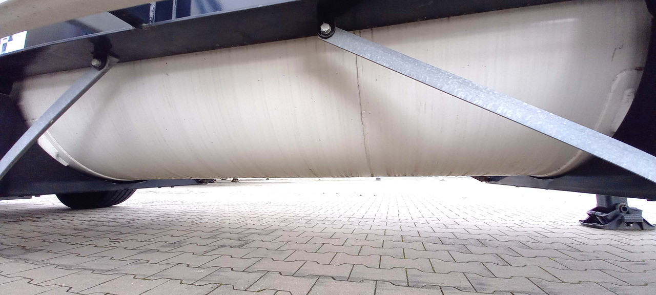 Schwingenschlögel Gas tank semi-trailer used for LNG/CNG mobile filling station Methan Gas Cryogenic - Tanker semi-trailer: picture 3 Schwingenschlögel Gas tank semi-trailer used for LNG/CNG mobile filling station Methan Gas Cryogenic - Tanker semi-trailer: picture 3