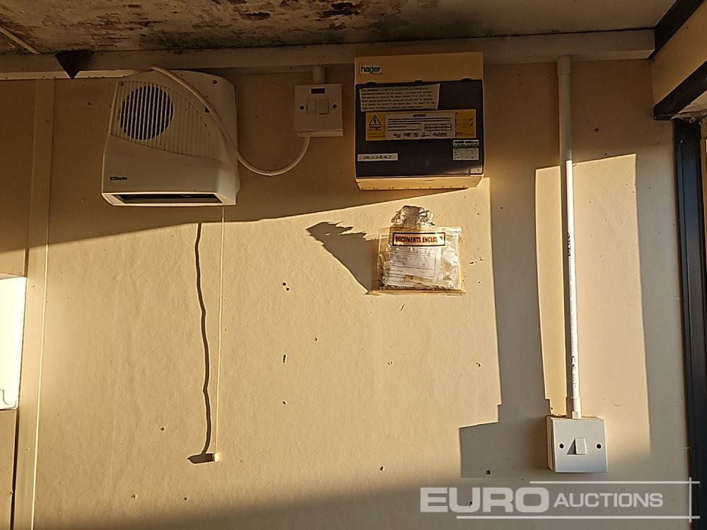 Shipping container 12' x 9'  Containerised Toilet Unit (Canmot Be Reconsigned): picture 20