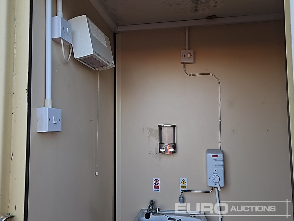 Shipping container 12' x 9'  Containerised Toilet Unit (Canmot Be Reconsigned): picture 22