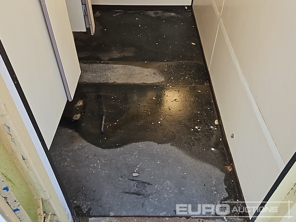 Shipping container 12' x 9'  Containerised Toilet Unit (Canmot Be Reconsigned): picture 12