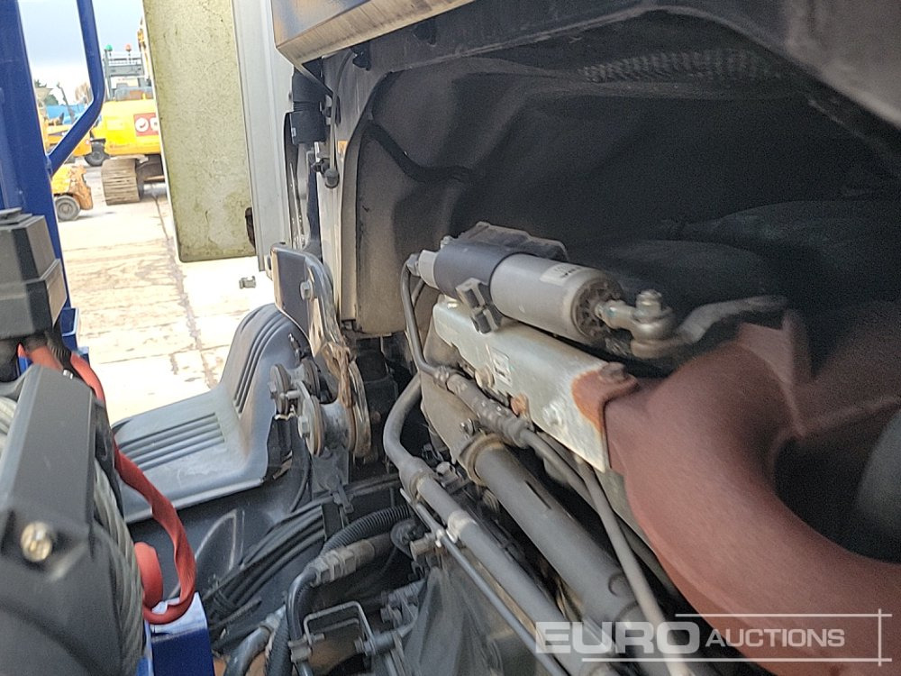 Dropside/ Flatbed truck for transportation of heavy machinery 2012 Scania P280: picture 23