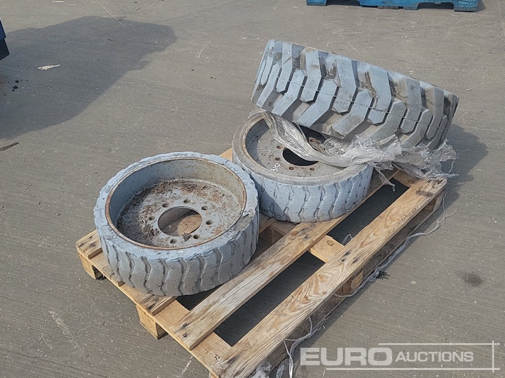 22x7x17 Non marking Tyre & Rim (2 of), 32x12-20 Tyre & Rim - Tire: picture 1 22x7x17 Non marking Tyre & Rim (2 of), 32x12-20 Tyre & Rim - Tire: picture 1