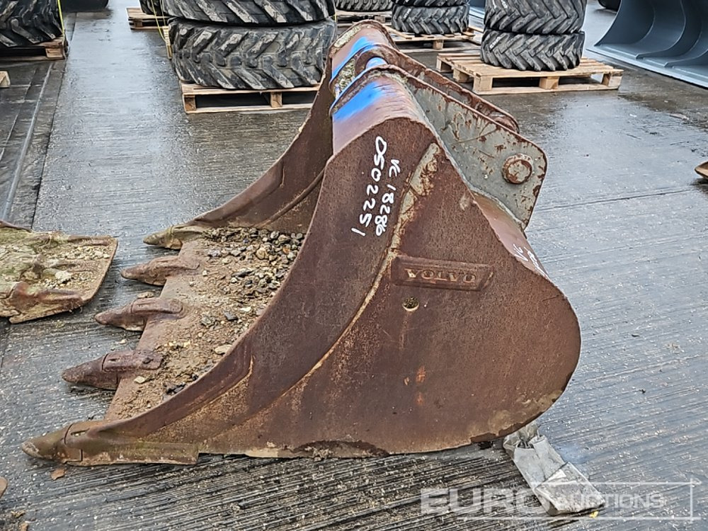 Volvo 46" Scoop Bucket 65mm Pin to suit 13 Ton Excavator - Bucket: picture 2 Volvo 46" Scoop Bucket 65mm Pin to suit 13 Ton Excavator - Bucket: picture 2