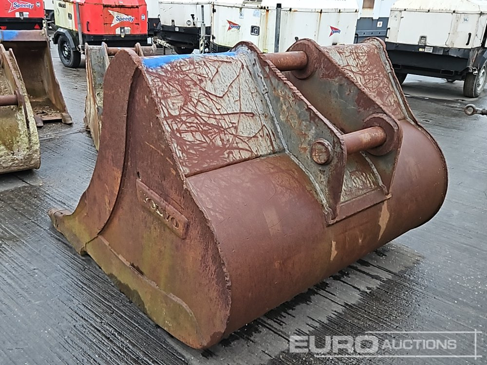Volvo 58" Scoop Bucket 65mm Pin to suit 13 Ton Excavator - Bucket: picture 3 Volvo 58" Scoop Bucket 65mm Pin to suit 13 Ton Excavator - Bucket: picture 3