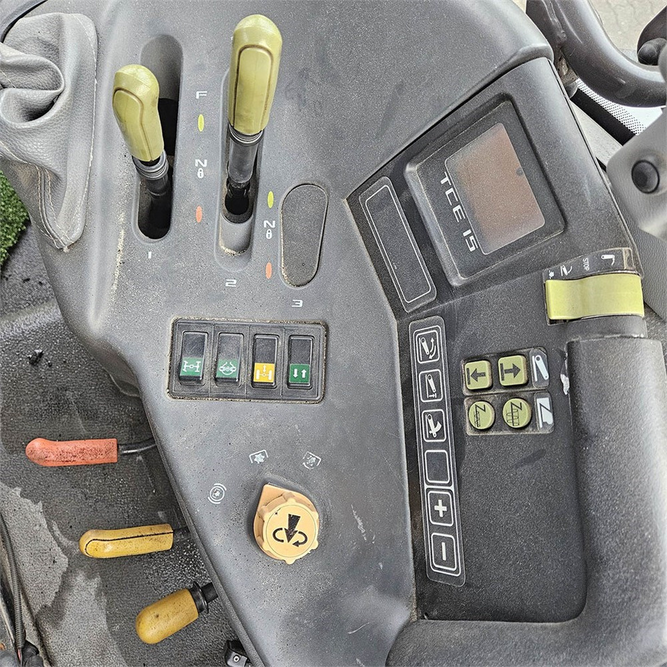 Farm tractor Claas Ares 697: picture 17