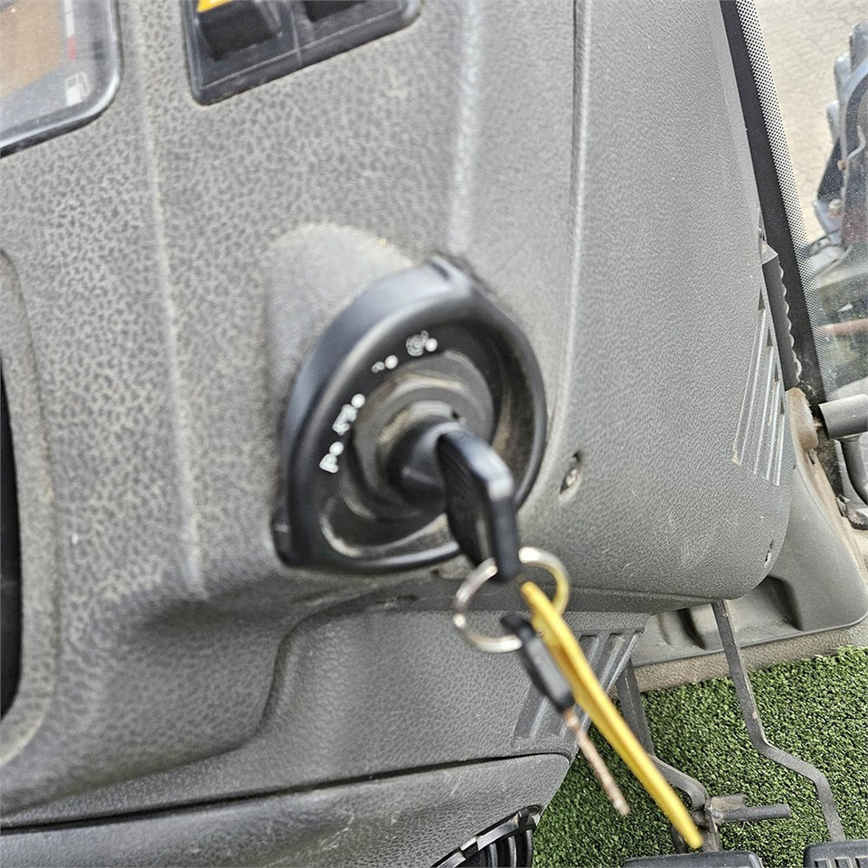 Farm tractor Claas Ares 697: picture 15