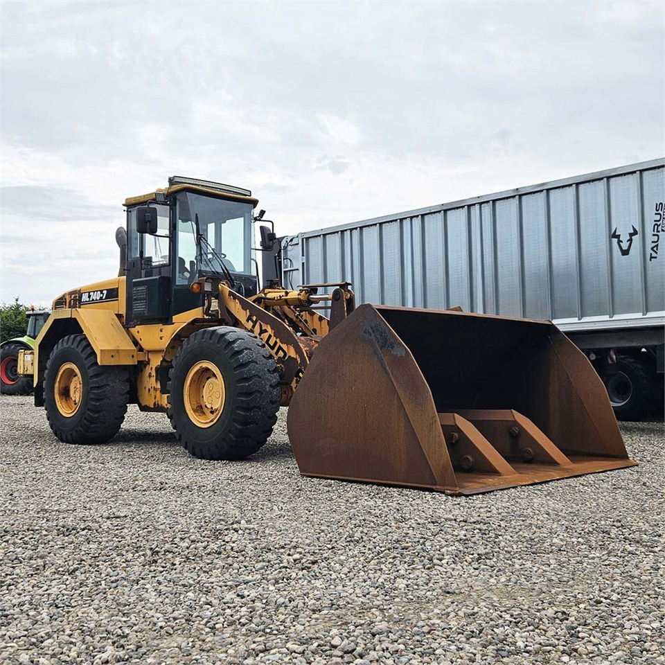 Hyundai HL740-7 - Wheel loader: picture 3 Hyundai HL740-7 - Wheel loader: picture 3