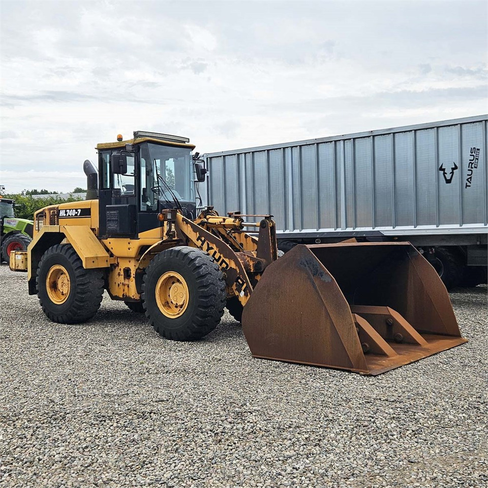 Hyundai HL740-7 - Wheel loader: picture 1 Hyundai HL740-7 - Wheel loader: picture 1