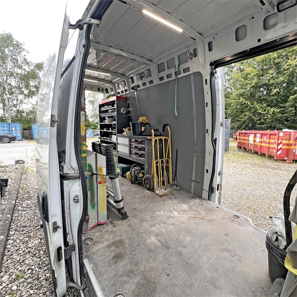 Panel van Iveco 35s18: picture 32