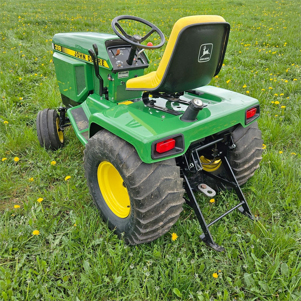 John Deere 318 - Municipal tractor: picture 3 John Deere 318 - Municipal tractor: picture 3