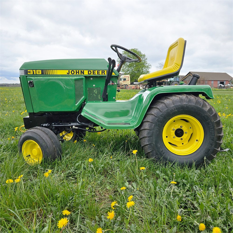 John Deere 318 - Municipal tractor: picture 2 John Deere 318 - Municipal tractor: picture 2