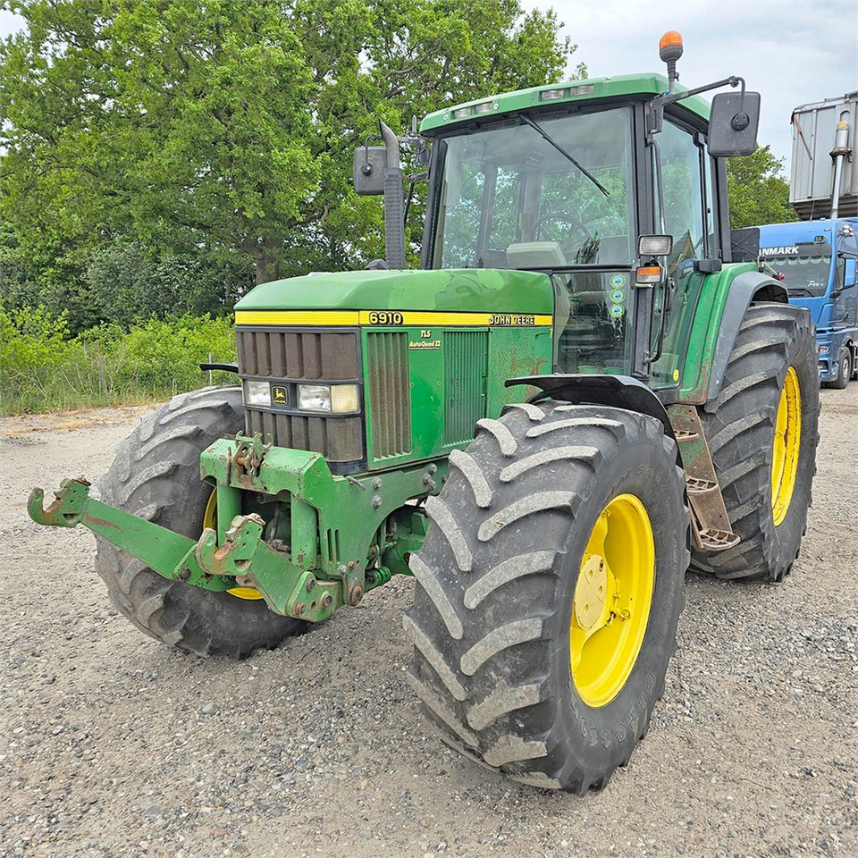 John Deere 6910 - Farm tractor: picture 3 John Deere 6910 - Farm tractor: picture 3