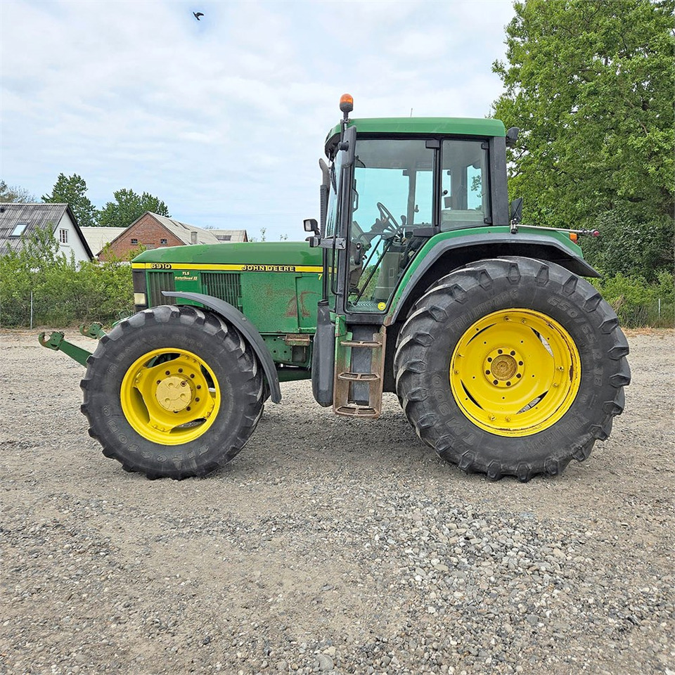 John Deere 6910 - Farm tractor: picture 2 John Deere 6910 - Farm tractor: picture 2