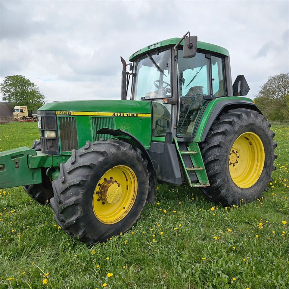 John Deere 6910 - Farm tractor: picture 1 John Deere 6910 - Farm tractor: picture 1
