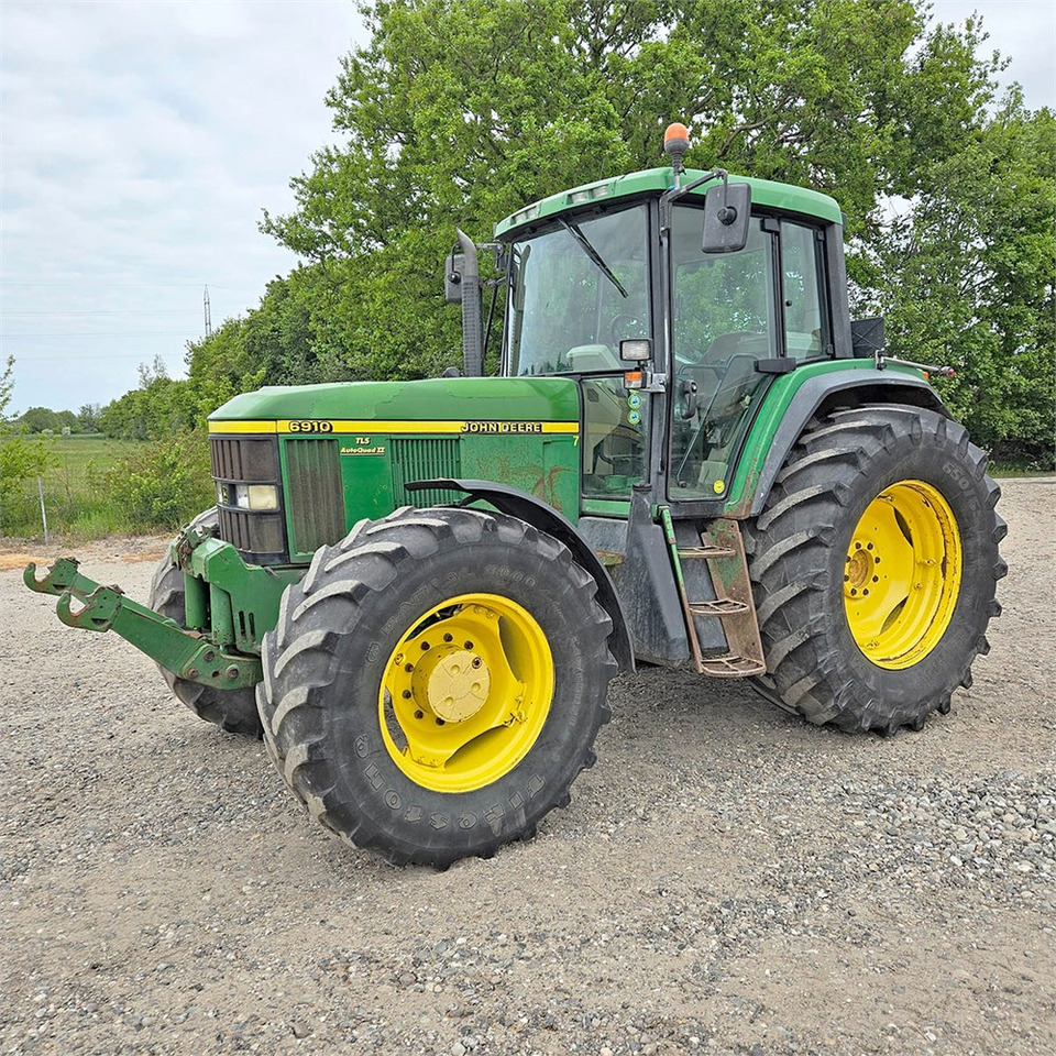 John Deere 6910 - Farm tractor: picture 1 John Deere 6910 - Farm tractor: picture 1