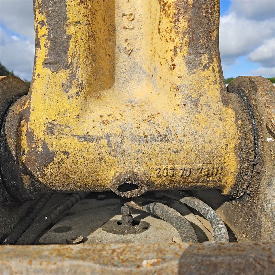 Crawler excavator Komatsu PC240 LC-8: picture 31