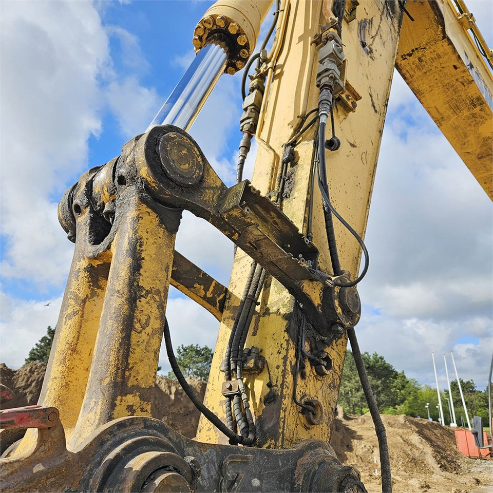 Crawler excavator Komatsu PC240 LC-8: picture 27