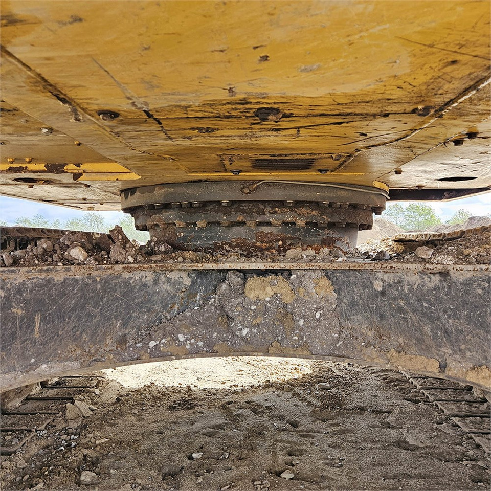 Crawler excavator Komatsu PC240 LC-8: picture 41