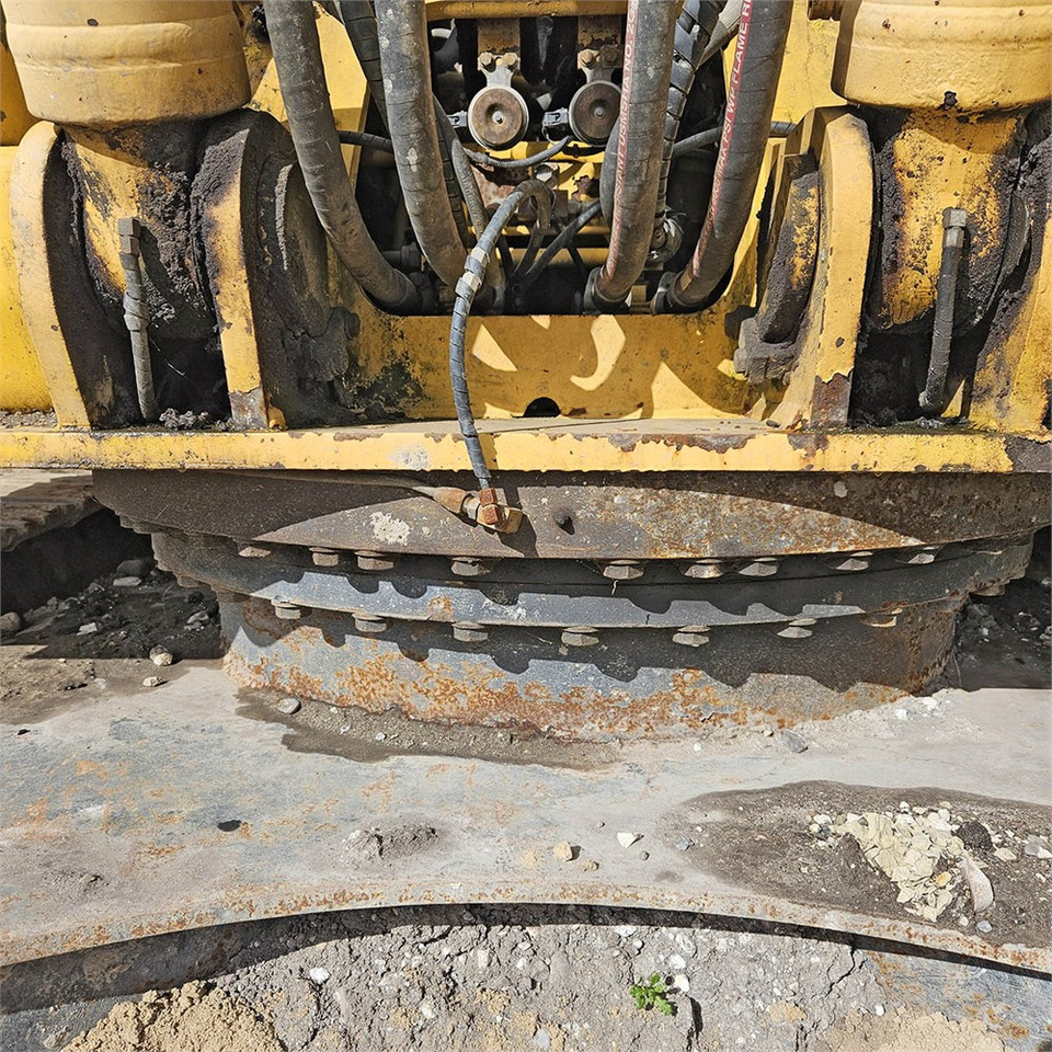 Crawler excavator Komatsu PC240 LC-8: picture 42