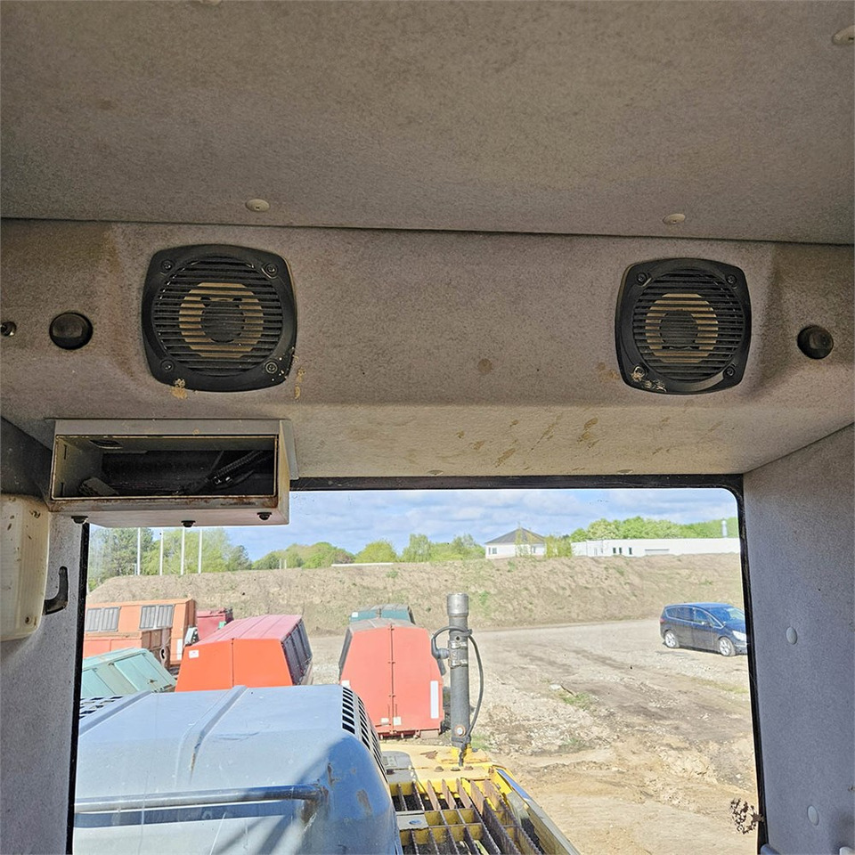 Crawler excavator Komatsu PC240 LC-8: picture 19