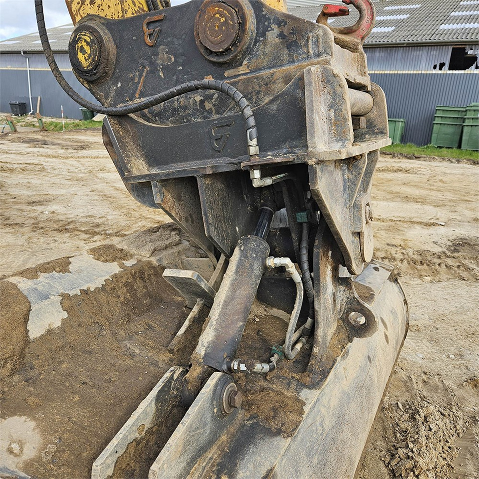 Crawler excavator Komatsu PC240 LC-8: picture 32