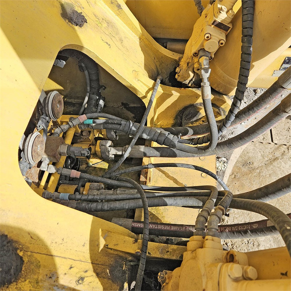 Crawler excavator Komatsu PC240 LC-8: picture 22
