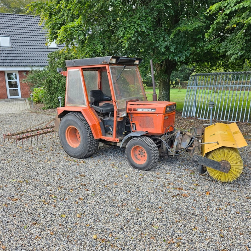 Kubota B8200 - Municipal tractor: picture 1 Kubota B8200 - Municipal tractor: picture 1