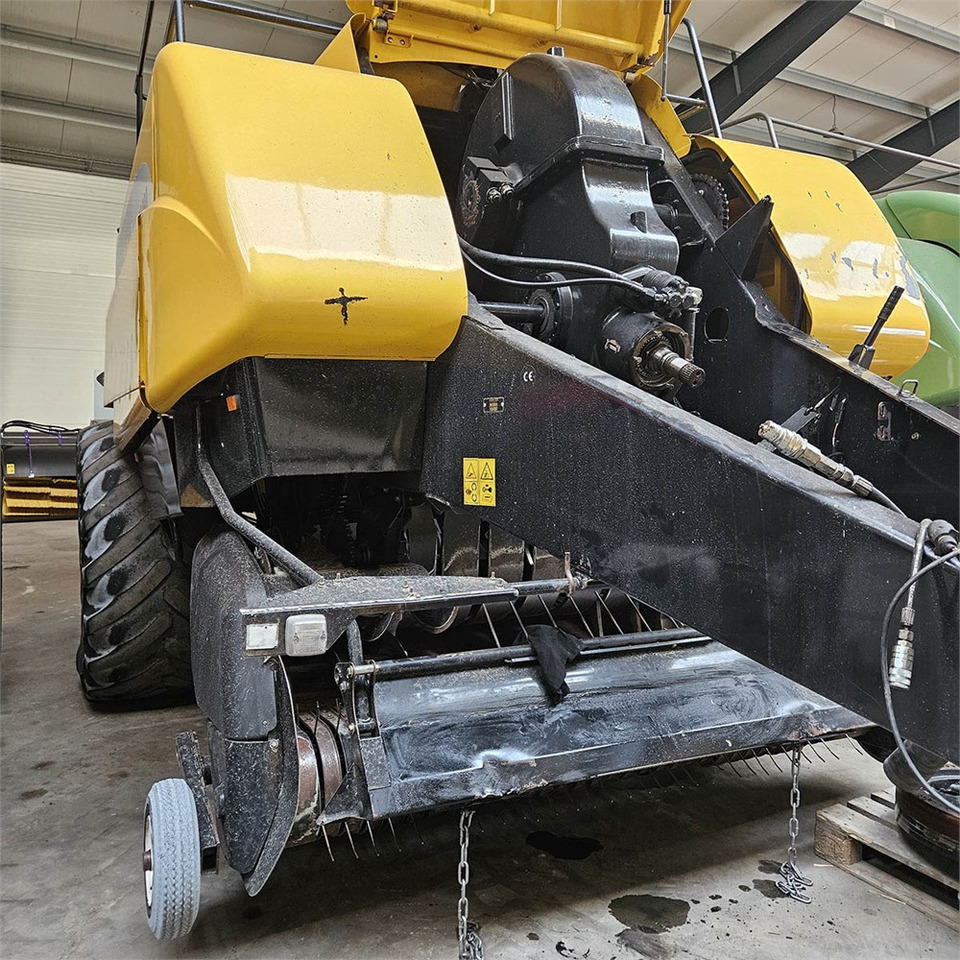 New Holland BB9090 - Hay and forage equipment: picture 4 New Holland BB9090 - Hay and forage equipment: picture 4