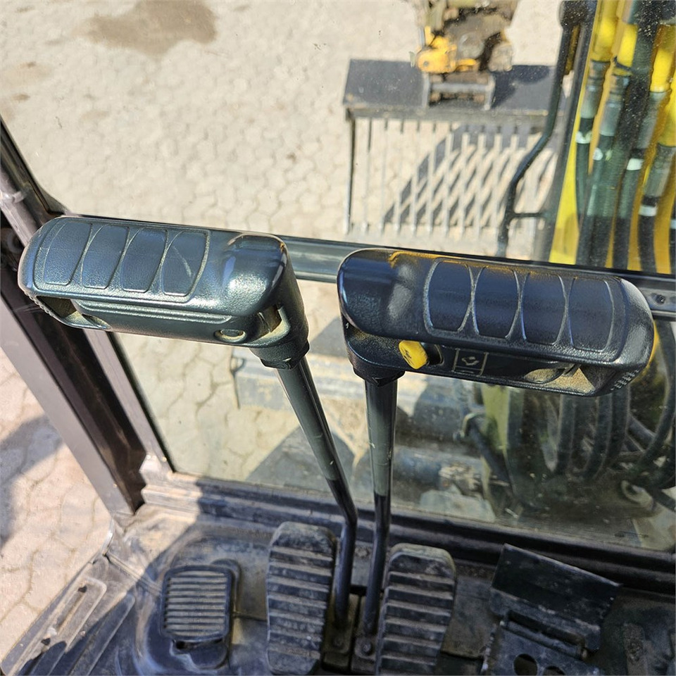 Mini excavator New Holland E26C: picture 15