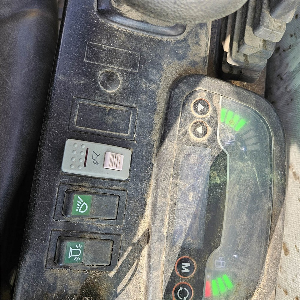 Mini excavator New Holland E26C: picture 13